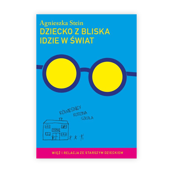 dziecko z bliska idzie w świat.png