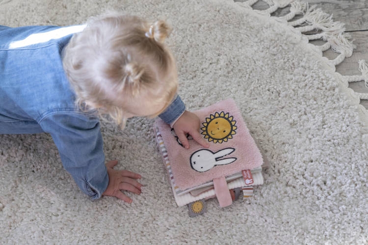 Tiamo Miffy Duża książeczka sensoryczna Fluffy Pink_5.jpg