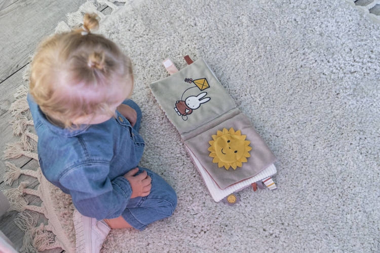 Tiamo Miffy Duża książeczka sensoryczna Fluffy Pink_6.jpg