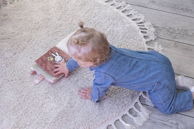 Tiamo Miffy Duża książeczka sensoryczna Fluffy Pink_7.jpg