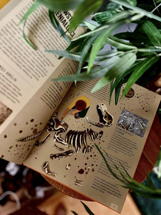 Atlas Dinozaurów. Podróż do prehistorycznego świata2.jpg