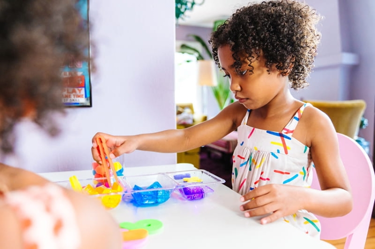 Glo Pals, Kostki sensoryczne świecące w wodzie Alex - zabawka kąpielowa, kolor żółty2.jpg