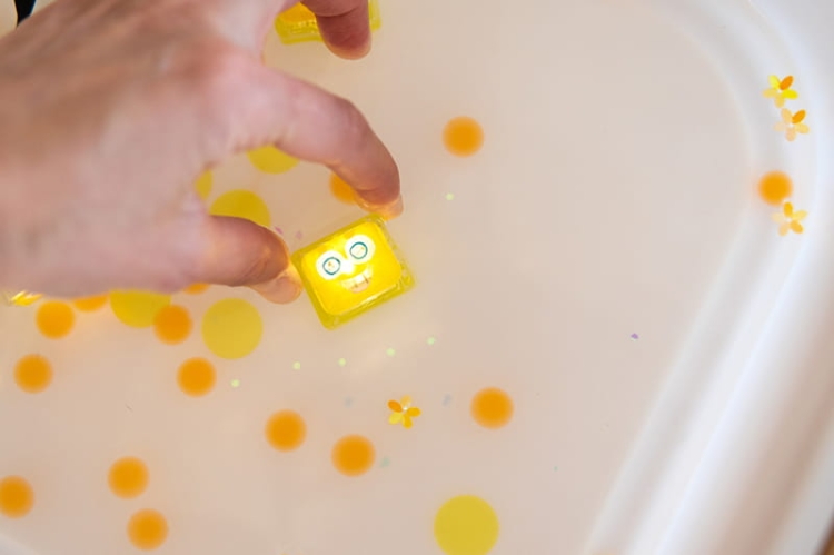 Glo Pals, Kostki sensoryczne świecące w wodzie Alex - zabawka kąpielowa, kolor żółty3.jpg