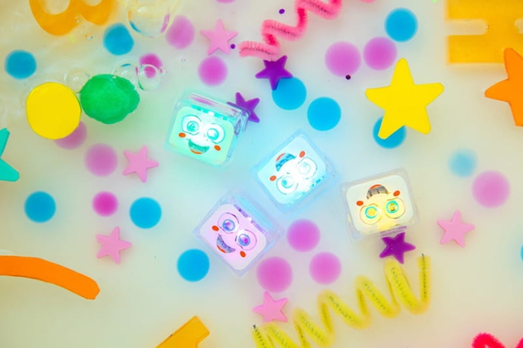 Glo Pals, Kostki sensoryczne świecące w wodzie Alex - zabawka kąpielowa, kolor żółty6.jpg