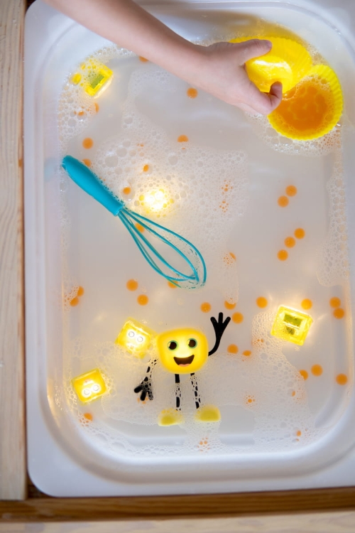 Glo Pals, Postać do kąpieli Alex - zestaw z dwiema kostkami sensorycznymi świecącymi w wodzie2.jpg