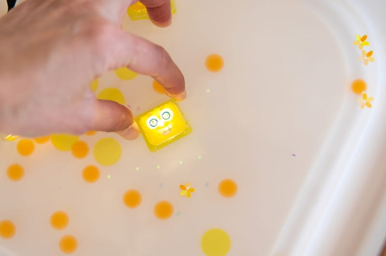 Glo Pals, Postać do kąpieli Alex - zestaw z dwiema kostkami sensorycznymi świecącymi w wodzie3.jpg