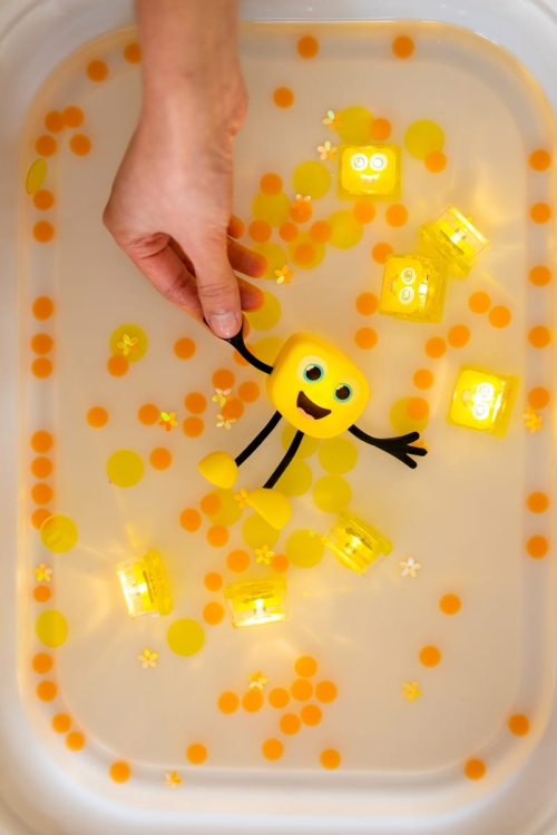 Glo Pals, Postać do kąpieli Alex - zestaw z dwiema kostkami sensorycznymi świecącymi w wodzie4.jpg