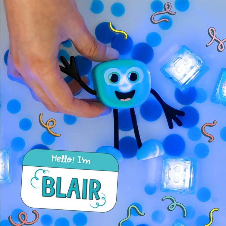 Glo Pals, Postać do kąpieli Blair - zestaw z dwiema kostkami sensorycznymi świecącymi w wodzie6.jpg